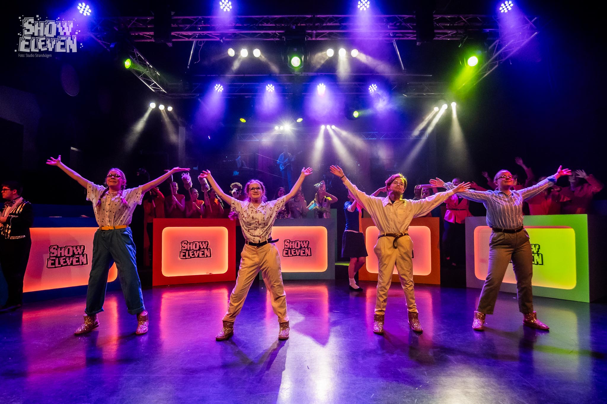 Ungdomar uppträder på scen i en tidigare Pargas ungdomsshow